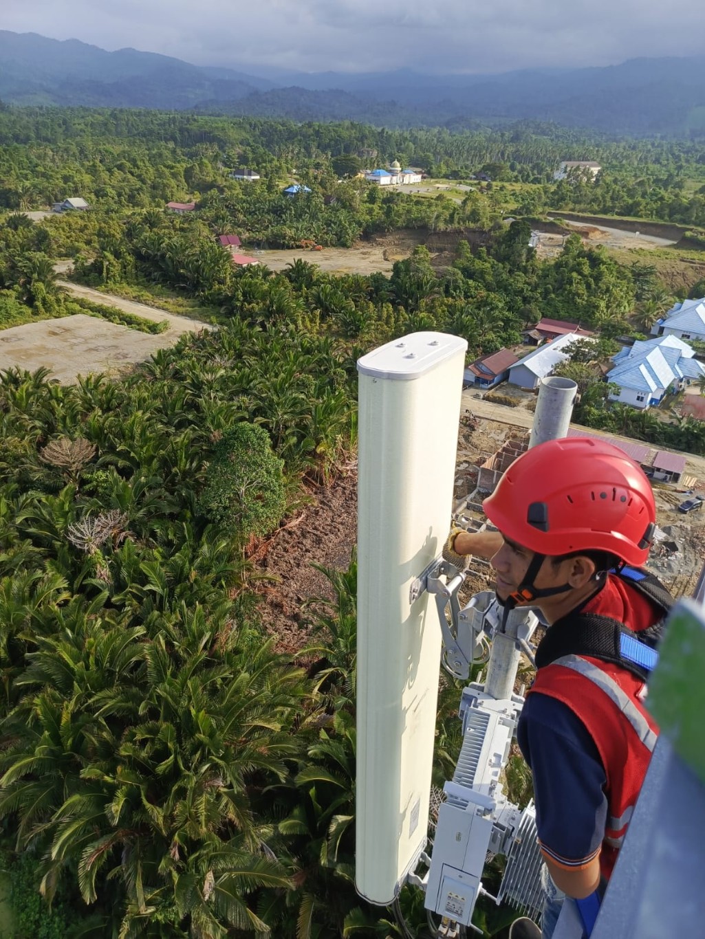 PERAWATAN BTS -- Tim teknisi XL sedang melakukan pemeriksaan dan perawatan BTS untuk dapat memaksimalkan pelayanan kepada pelanggannya.