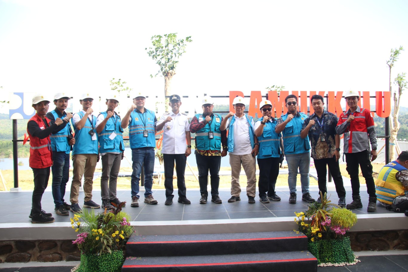 PERESMIAN -- Jajaran manajemen PLN UP3 Makassar Selatan foto bersama Pj Bupati Takalar, Setiawan Aswad (tengah) di sela-sela peresmian Bendungan Pamukkulu.