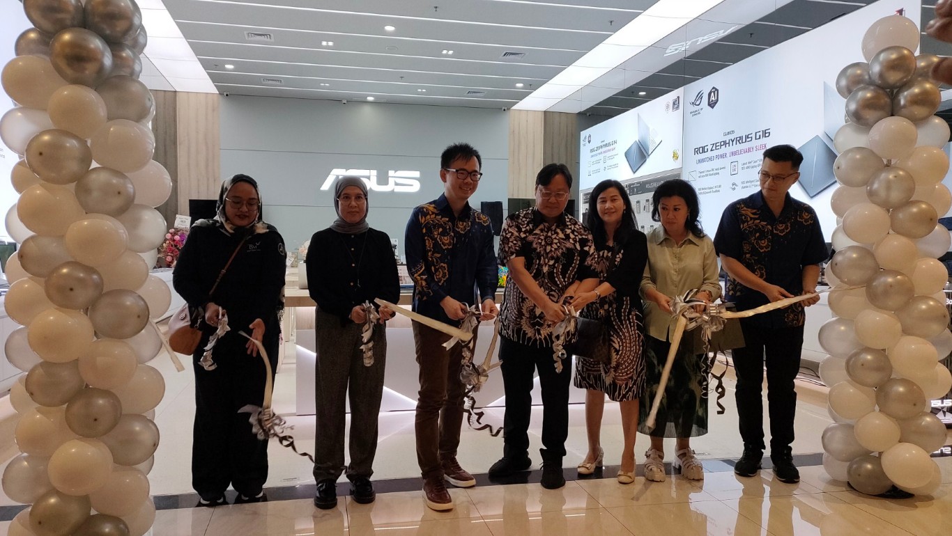 PERESMIAN -- Regional Director ASUS South East Asia, Jimmy Lin (tiga dari kiri) dan Direktur Cahaya Surya Komputer, Jonny Tju (empat dari kanan) didampingi isteri bersama perwakilan manajemen TSM Makassar, melakukan pengguntingan pita sebagai tanda pembukaan ASUS Exclusive Store di TSM Makassar, Rabu (3/7).