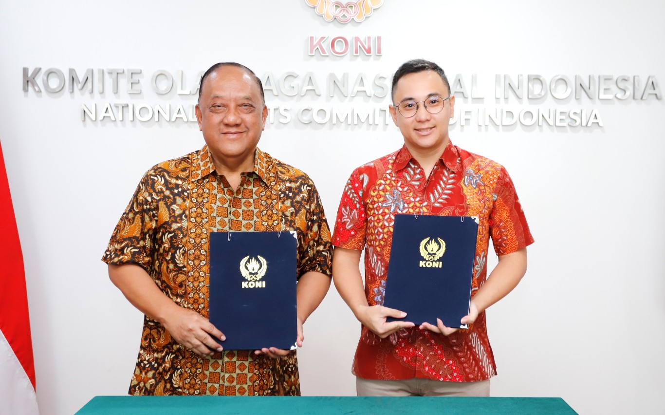 PERJANJIAN --  Ketua Umum KONI Pusat, Letjen TNI Purnawirawan Marciano Norman dan Country Supply and Operational Head OYO Indonesia, Hendro Tan menunjukkan naskah perjanjian kerja sama yang telah ditandatangani kedua belah pihak.