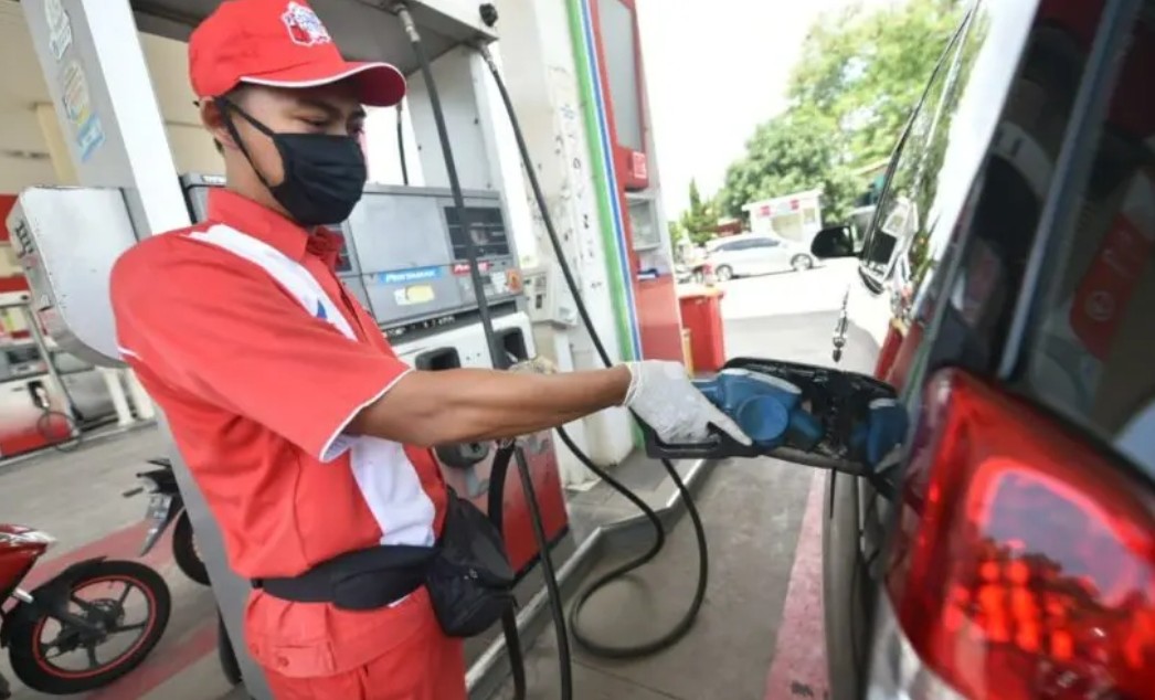 PERTAMAX -- Salah seorang petugas SPBU sedang mengisi BBM non subsidi, Pertamax, pada kendaraan roda empat.