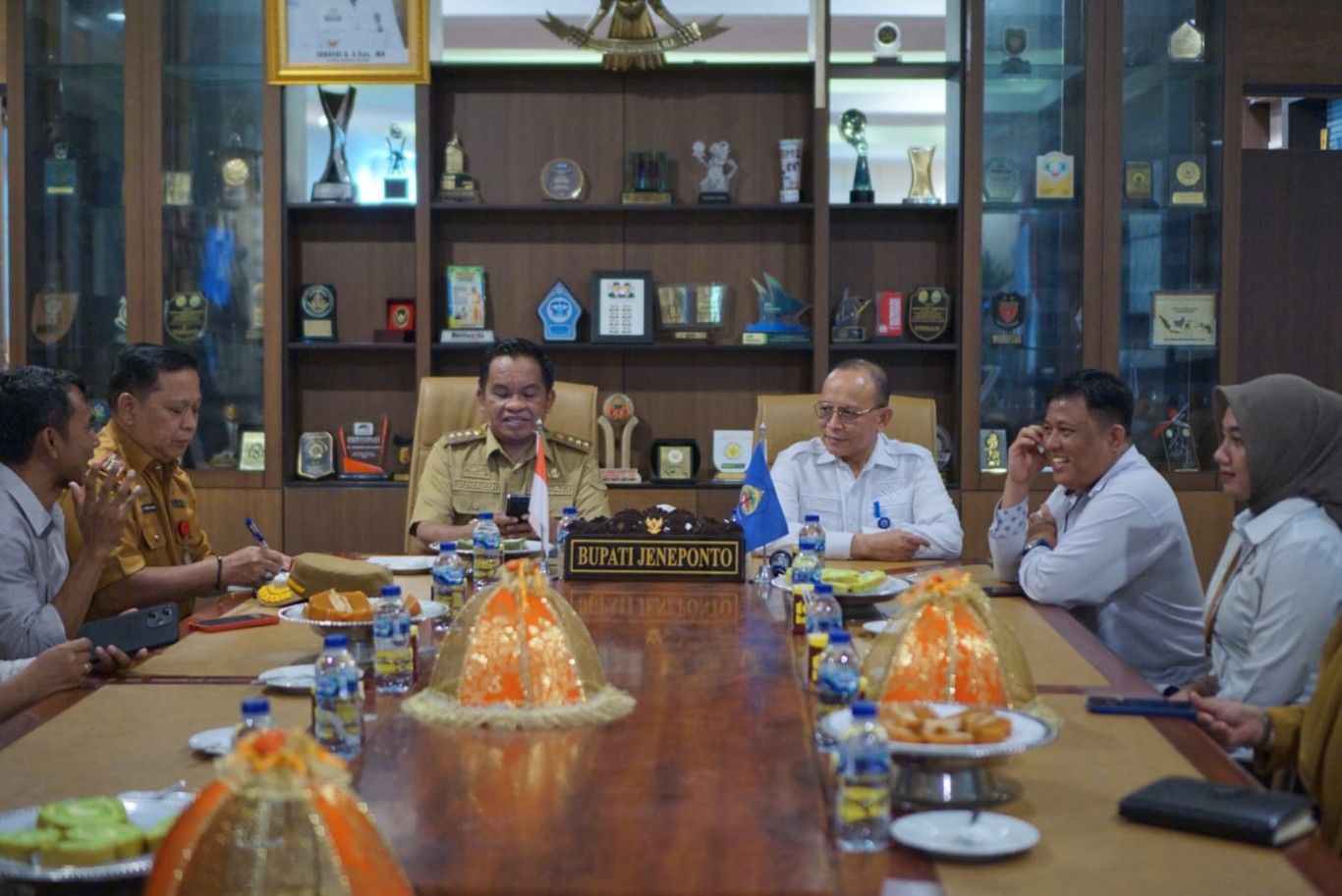 PERTEMUAN -- Pj Bupati Jeneponto, Junaedi Bakri ketika menerima kunjungan dan menggelar pertemuan kepala BLK/BBLVP Sulsel untuk membicarakan rencana pembangunan balai pelatihan alat berat.