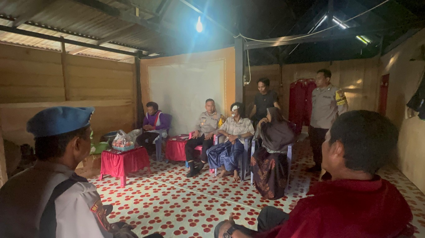 MINTA MAAF -- Kapolres Pinrang AKBP Andiko Wicaksono meminta menyambangi korban di lokasi eksekusi sekaligus meminta maaf atas tindakan represif polisi yang menyebabkan korban babak belur saat eksekusi 21 rumah warga di Desa Maroneng, Kecamatan Duampanua, Kabupaten Pinrang, Senin (29/7) kemarin.