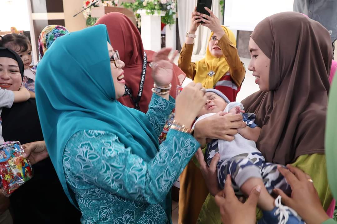 IMUNISASI -- Ketua Pj Ketua TP PKK Kabupaten Pinrang saat memberikan imunisasi polio kepada salah seorang anak disela-sela Pekan Imunisasi Nasional Polio tingkat Kabupaten Pinrang di Gedung PKK Kabupaten Pinrang, Selasa (23/7).