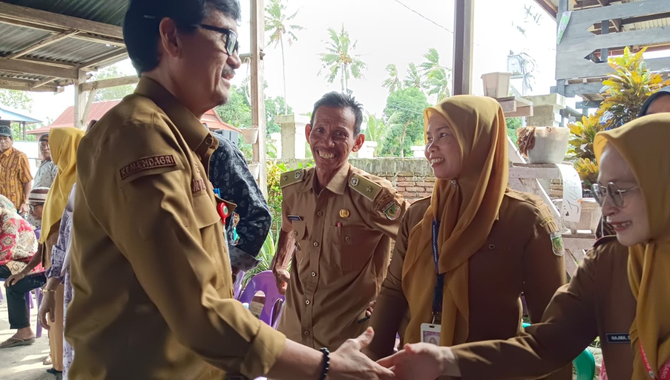 PESTA PANEN -- Masyarakat Desa Amassangang, Kecamatan Lanrisang Kabupaten Pinrang menggelar pesta panen, Senin (8/7). Sekkab Pinrang Andi Calo Kerrang hadir dan pemerintah mendukung peningkatan produksi pertanian.