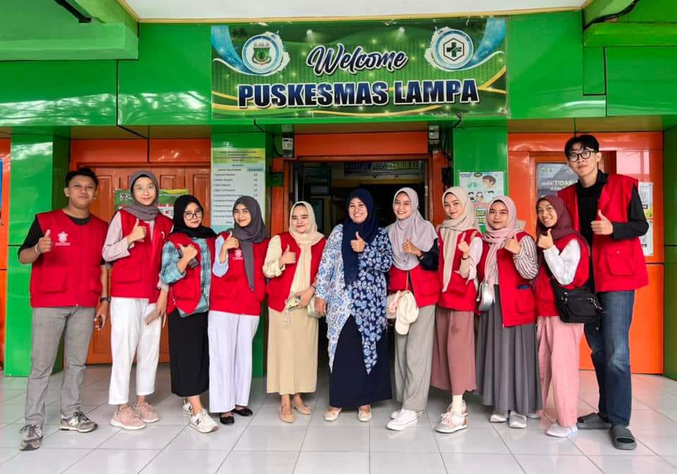 KKN -- Kepala Puskesmas Lampa, dr Andi Silviani foto bareng usai menerima mahasiswa KKN Unhas di Kantornya, Selasa (16/7). 