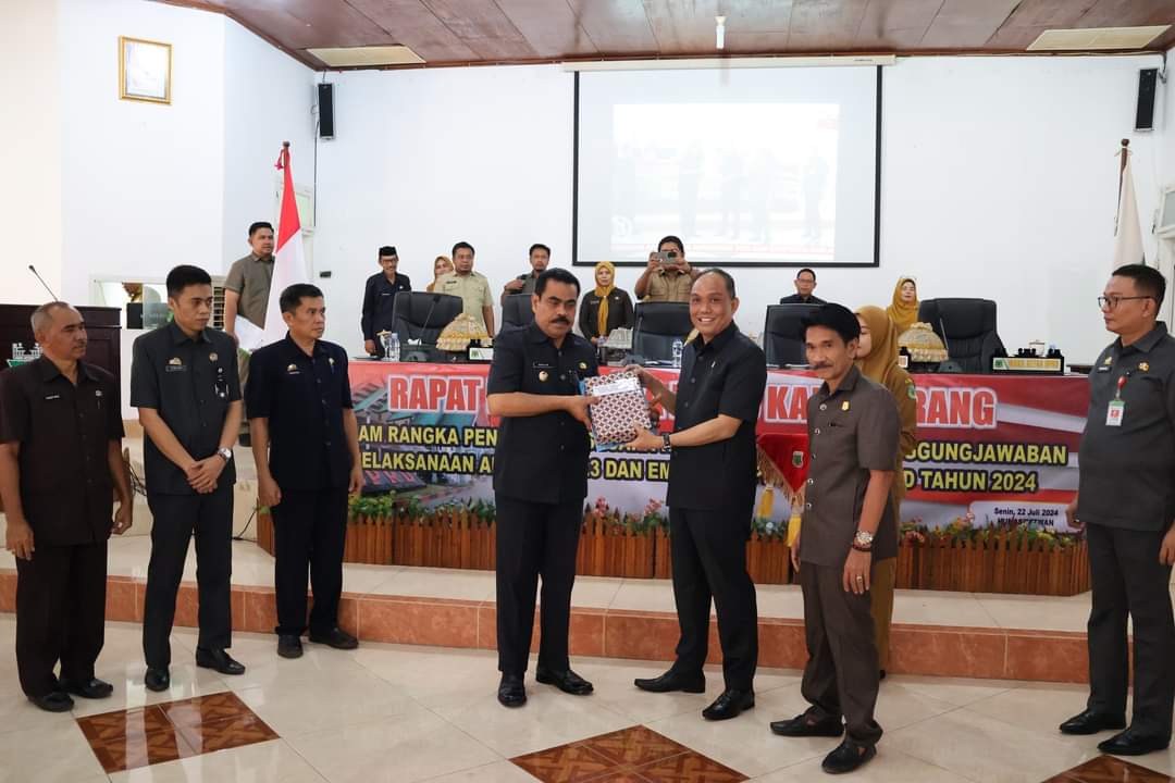 SERAHKAN -- Pj Bupati Pinrang H Ahmadi Akil menyerahkan Ranperda pertanggungjawaban pelaksanaan APBD tahun anggaran 2023 serta empat ranperda non-APBD kepada DPRD melalui rapat paripurna diterima Ketua DPRD Pinrang H Muhtadin di ruang rapat paripurna Gedung DPRD Kabupaten Pinrang, Senin (22/7). 