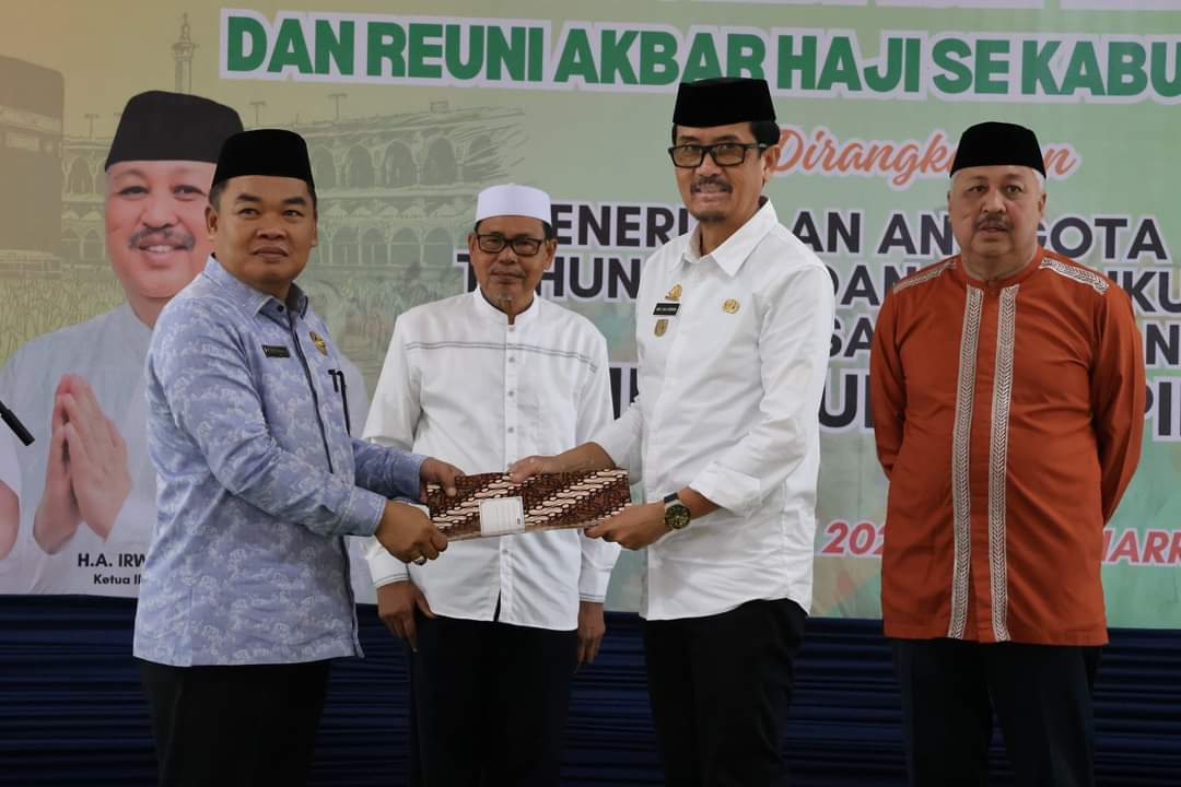 KONSOLIDASI --  Sekkab Pinrang A Calo Kerrang mewakili Pj Bupati Pinrang pada kegiatan konsolidasi perhajian dan reuni akbar haji se-Kabupaten Pinrang dirangkaikan dengan penerimaan anggota baru Haji tahun 2024 di Aula Masjid Al-Munawwir Pinrang, Rabu (10/7)