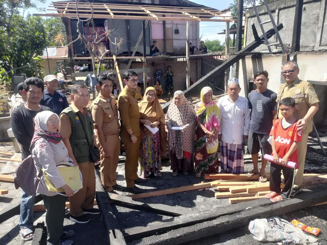 SANTUNAN -- Sekkab Pinrang A Calo Kerrang menyerahkan bantuan tunai kepada korban bencana kebakaran di Rubae, Kelurahan Bentengnge, Kecamatan Watang Sawitto, Senin (29/7).