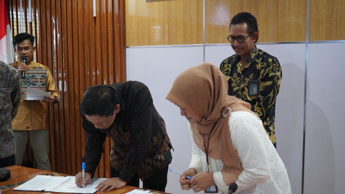 PJBTL -- General Manager PLN UID Sulselrabar, Moch. Andy Adchaminoerdin (tengah) menyaksikan penandatanganan PJBTL kepada PT MDA oleh Manajer PLN UP3 Palopo, Rathy Shinta Utami dengan Direktur Keuangan PT MDA, Tammam Jannata.