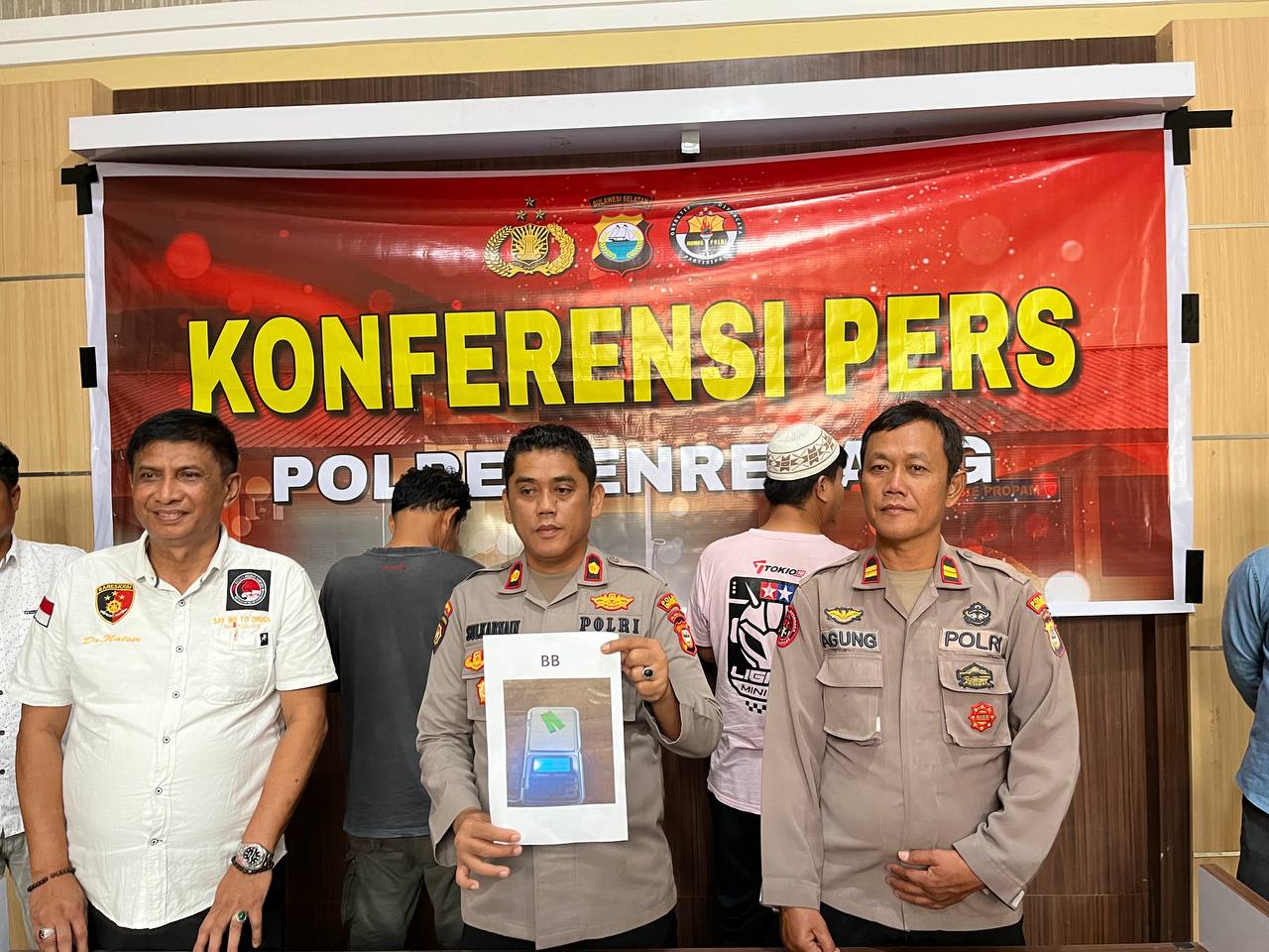 DIAMANKAN -- Polres Enrekang menggelar konferensi pers pengungkapan kasus narkoba di Loby Mako Polres Enrekang, Selasa (9/7).  Kegiatan dipimpin Waka Polres Enrekang Kompol Sulkarnain didampingi Kasat Narkoba Iptu Muhammad Natsir dan Kasi Humas Polres Enrekang Iptu Agung Yulianto. 