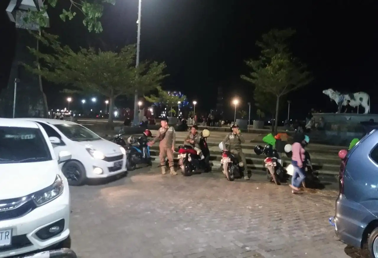 int COPOT--Wali Kota Makassar Mohammad Ramdhan Pomanto secara mendadak mencopot Plt Satpol PP Kota Makassar, Ikhsan.Ia diduga melakukan pungli terhadap PKL di kawasan Pantai Losari.Tampak personel satpol PP saat menjaga di Anjungan Pantai Losari.