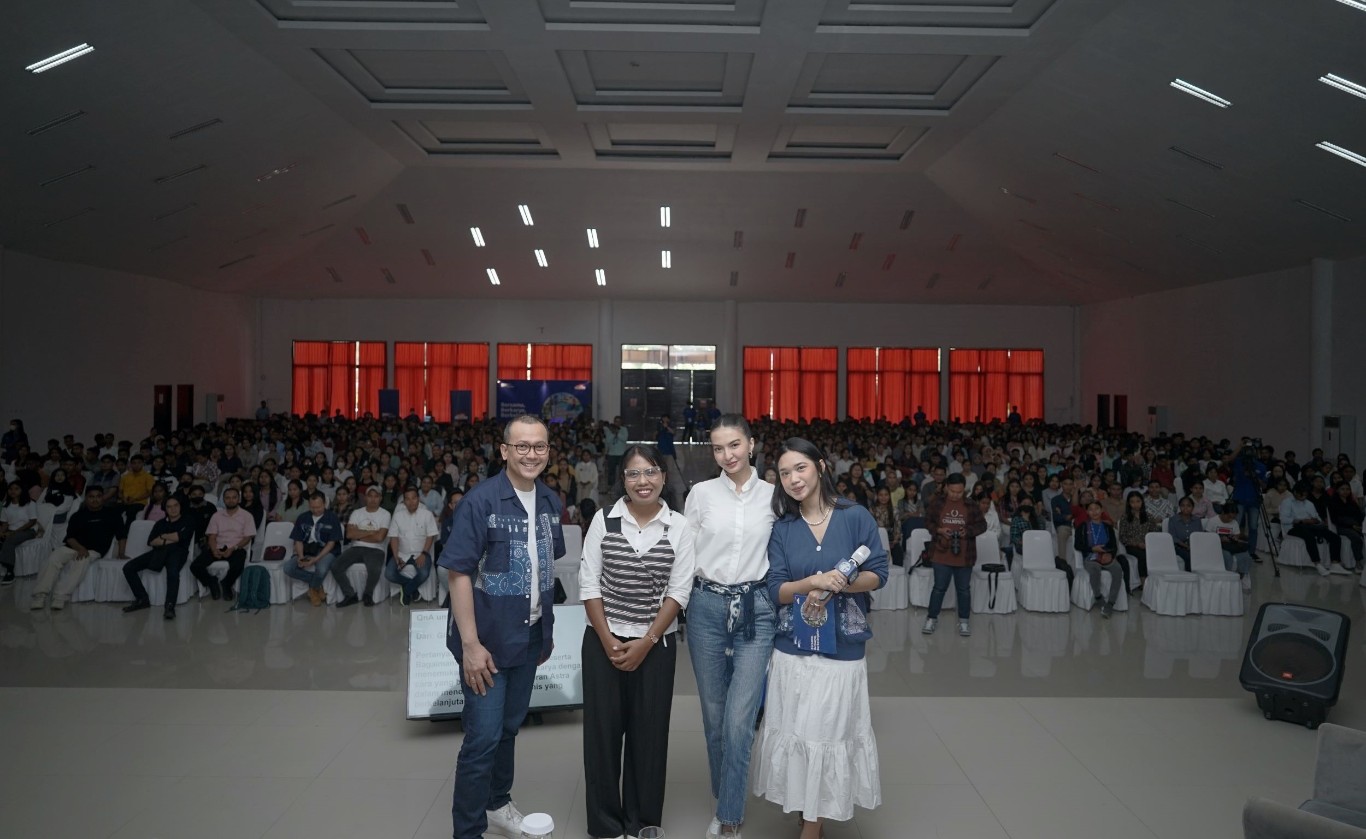 ROADSHOW -- Bupati Sumba Timur, Khristofel Praing (tengah), Juri 15th SATU Indonesia Awards 2024 sekaligus Head of Corporate Communications Astra Boy Kelana Soebroto (kedua kiri) serta Juri Tamu 15th SATU Indonesia Awards 2024 sekaligus Pegiat Seni Raline Shah (kiri), Penerima Apresiasi 14th SATU Indonesia Awards 2023 Bidang Kesehatan, Theresia Dwiaudina Sari Putri (kedua kanan) serta Perwakilan Grup Astra Sumba, Zul Ikramuddin (kanan) berfoto bersama dalam roadshow 15th SATU Indonesia Awards 2024 di Sumba, Nusa Tenggara Timur pada Sabtu pagi (20/7).