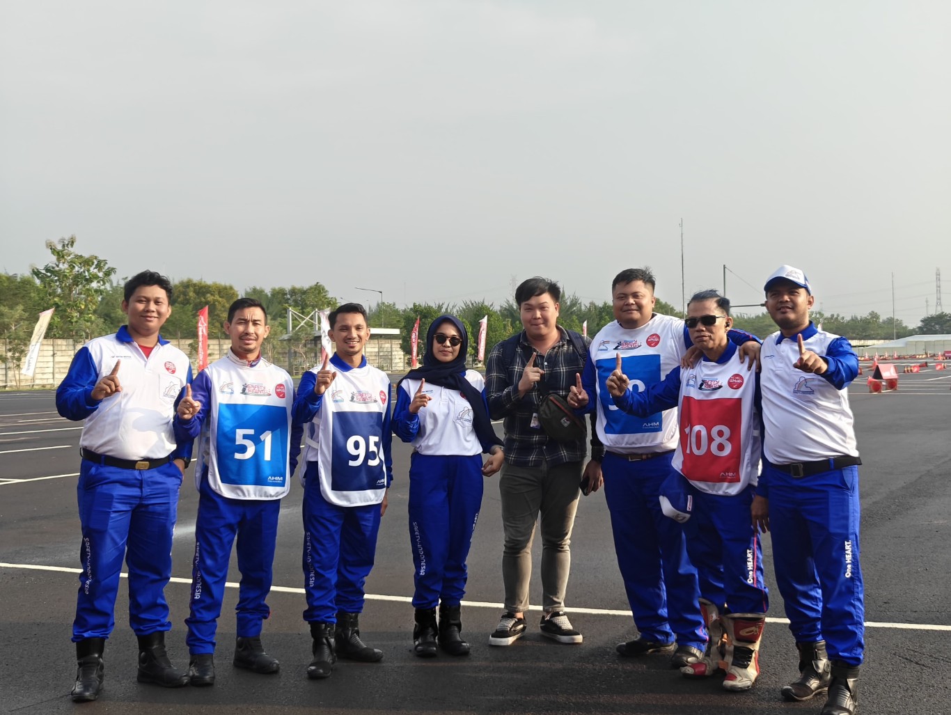 SAFETY RIDING -- Oging Adria Fitra Sakti (tiga dari kanan) bersama tim Safety Riding Astra Motor Sulawesi Selatan lainnya, foto bersama usai membagikan tips Cari_Aman saat membonceng anak dengan mengendarai sepeda motor.