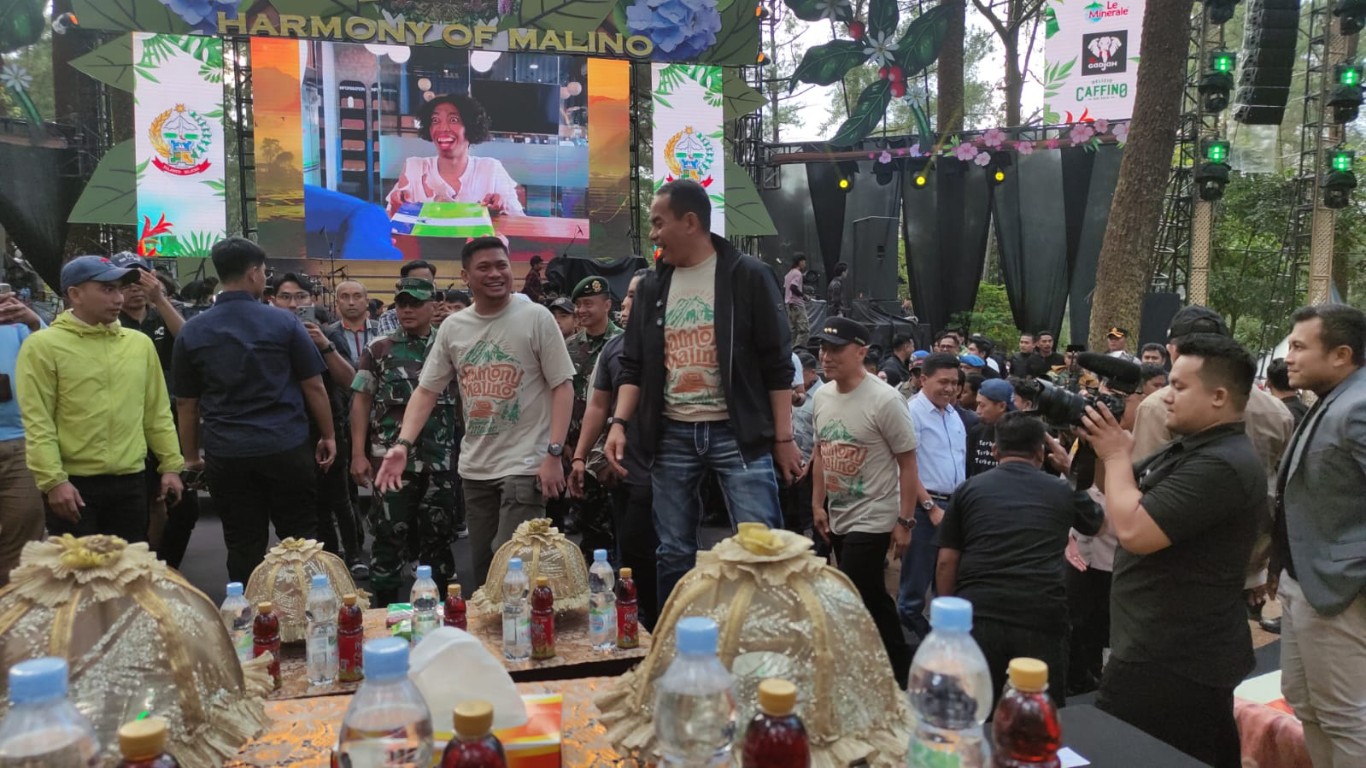 IST SAMBUT -- Bupati Gowa, Adnan Purichta Ichsan menyambut kedatangan Pj Gubernur Sulsel, Prof Zudan Arif Fakrulloh dan Kapolda Sulsel, Irjen Pol Andi Rian A Djayadi yang hadir langsung menyaksikan seremoni pembukaan Beautiful Malino V.