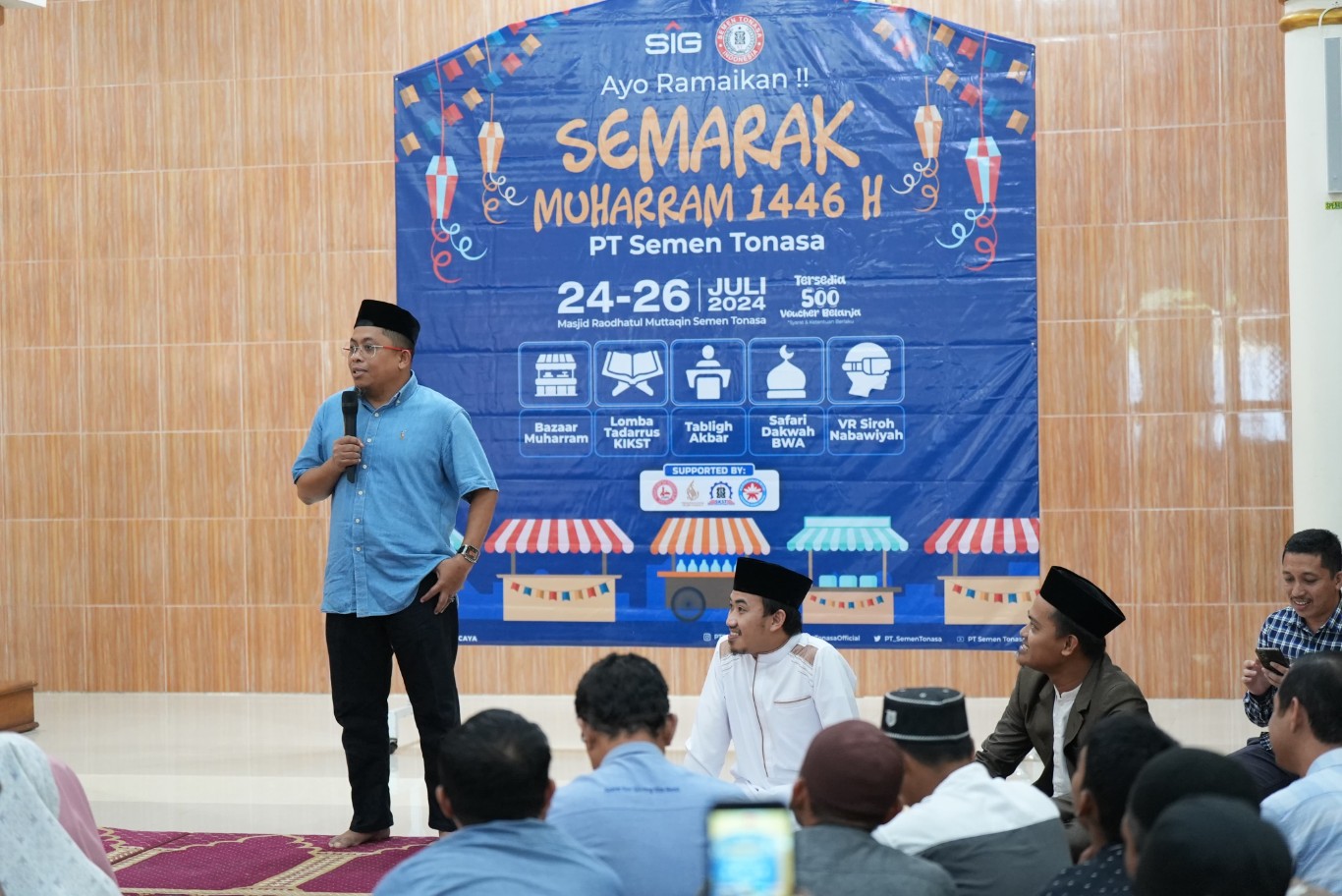 SAMBUTAN -- Direktur Keuangan PT Semen Tonasa, Anis. menyampaikan sambutan pada acara Tabligh Akbar Semarak Muharram 1446 Hijriyah di Masjid Raodhatul Muttaqin, Perumahan Baru PT Semen Tonasa.