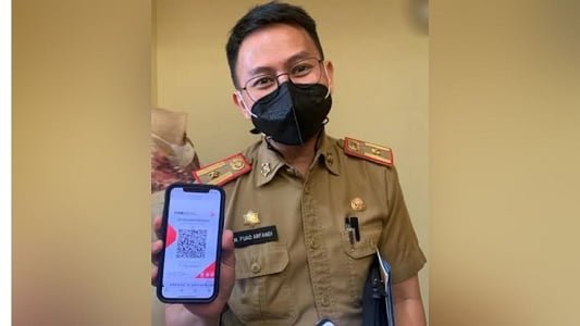 int PERLIHATKAN--Sekretaris Badan Pendapatan Daerah (Bapenda) Kota Makassar, Muhammad Fuad Arfandi memperlihatkan model pembayaran sampah melalui QRIS, beberapa waktu lalu.