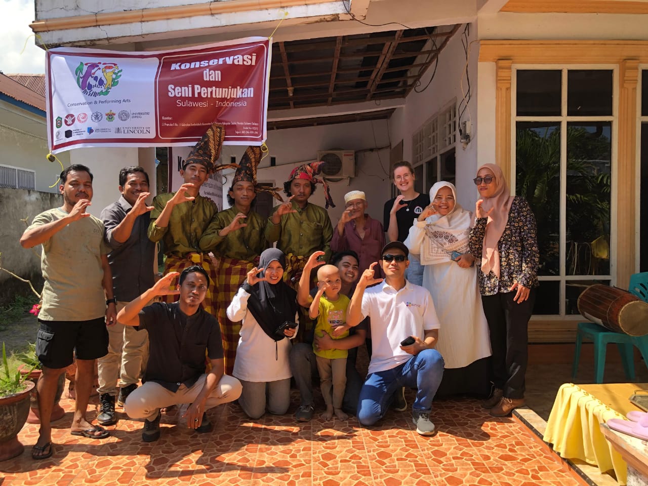 SEMINAR -- Foto bersama pada kegiatan seminar revolusi plastik.