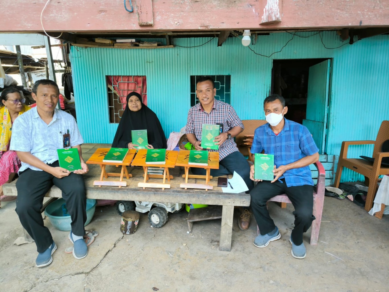 SERAHKAN BANTUAN -- Tim UPZ Semen Tonasa menyerahkan bantuan Al Qur'an beserta meja mengaji kepada kepada pengelola TPA kampung yang tersebar di Ring 1 dan Ring 2.