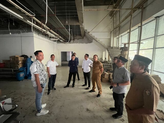 int SIDAK--Anggota DPRD Kota Makassar dari Komisi D saat melakukan sidak ke Rumah Sakit Ujung Pandang Baru.Dewan mendesak Pemkot Makassar segera menyelesaikan proyek rumah sakit tersebut.