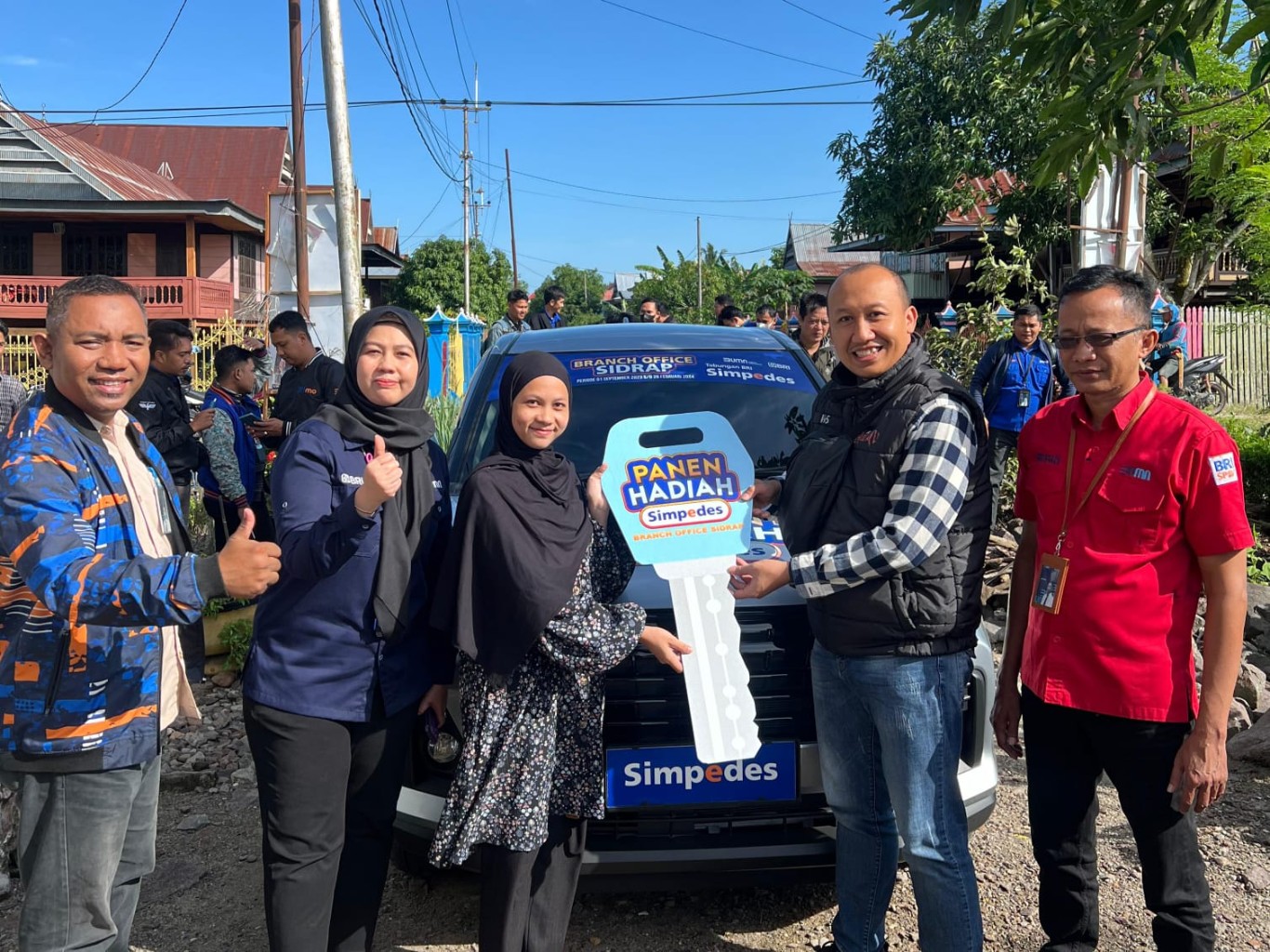 HADIAH SIMPEDES -- BRI Kantor Cabang Sidrap menyerahkan dua hadiah utama dari program Panen Hadiah Simpedes periode 01 September 2023 – 28 Februari 2024 kepada dua nasabah setianya, Rabu (10/7). 