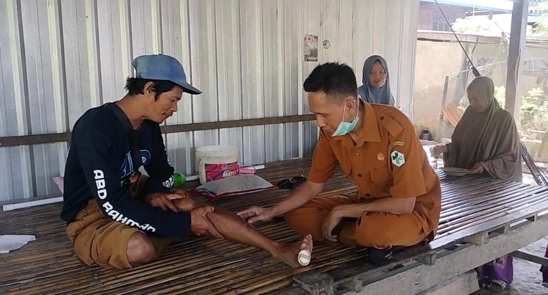 MEDIS -- Tiga warga dari tujuh orang warga Desa Bulu Cenrana dan Dongi, Kecamatan Pitu Riawa, Kabupaten Sidrap yang diserang anjing gila dan dilarikan ke Puskesmas untuk penanganan medis, Senin (29/7). 
