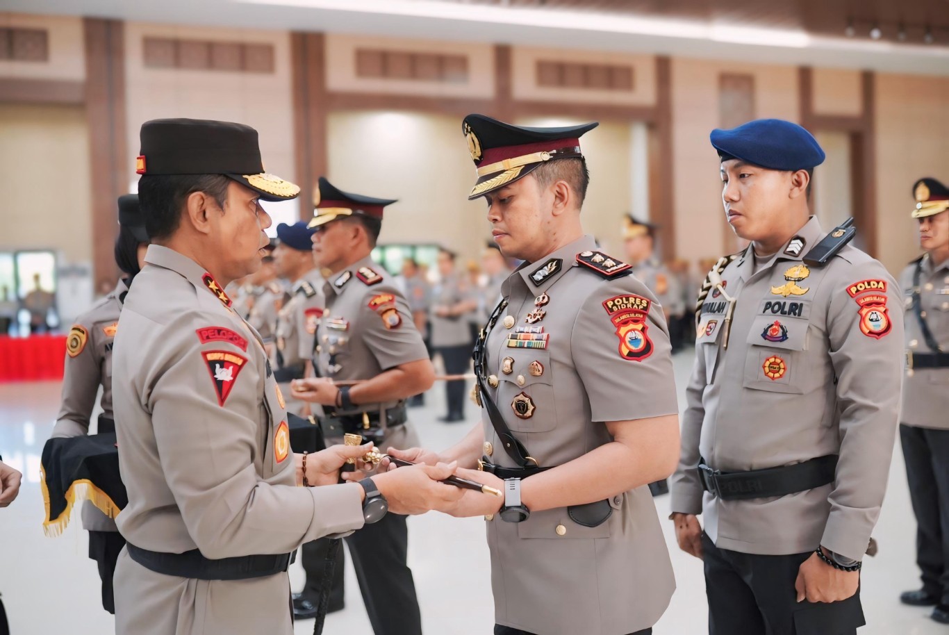 LANTIK --  Jabatan Kapolres Sidrap kini resmi diserahterimakan dari pejabat lama AKBP AKBP Erwin Syah kepada pejabat baru AKBP Fantry Taherong di Mapolda Sulsel baru-baru ini. Serahterima jabatan dipimpin Kapolda Sulsel Irjen Pol Andi Rian Djajadi.