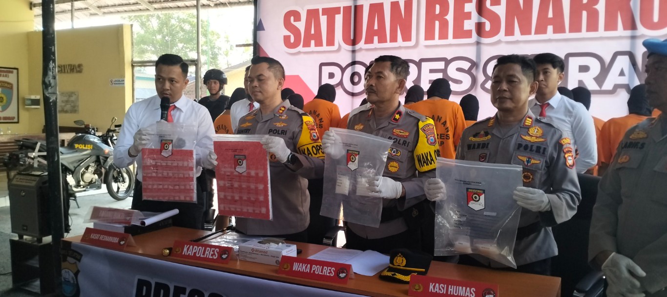 BARANG BUKTI -- Kapolres Sidrap AKBP Fantry Taherong didampingi Waka Polres Sidrap, Kompol Ahmad Rosma serta Kasat Narkoba Iptu Patria Pratama menunjukan barang bukti kejahatan disela-sela press release pengungkapan keberhasilan penanganan kasus narkotba semester I periode Januari-Juni tahun 2024 di Mako Polres Sidrap, Senin (22/7)