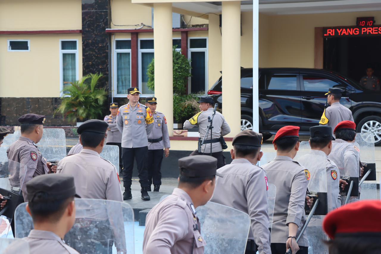 LATIHAN -- Polres Sidrap menggelar latihan dalmas menghadapi Pilkada yang akan datang. Latihan ini diadakan di Lapangan Mapolres Sidrap dan melibatkan personel Polres dan jajaran Polsek setempat.
