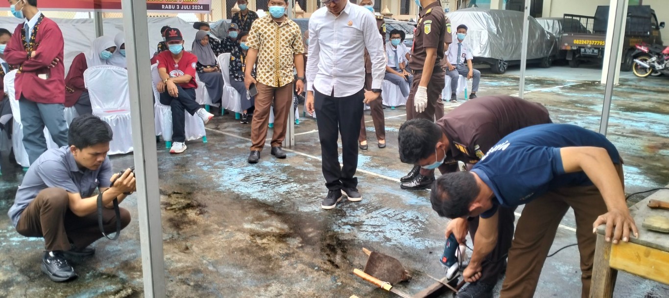 MUSNAHKAN -- Kejaksaan Negeri Kabupaten Sidrap kembali melakukan pemusnahan Barang Bukti kasus pidana umum (Pidum) dan pidana khusus (Pidsus) yang sudah berkekuatan hukum tetap atau inkrah periode April dan Juni 2024, Rabu (3/7). 