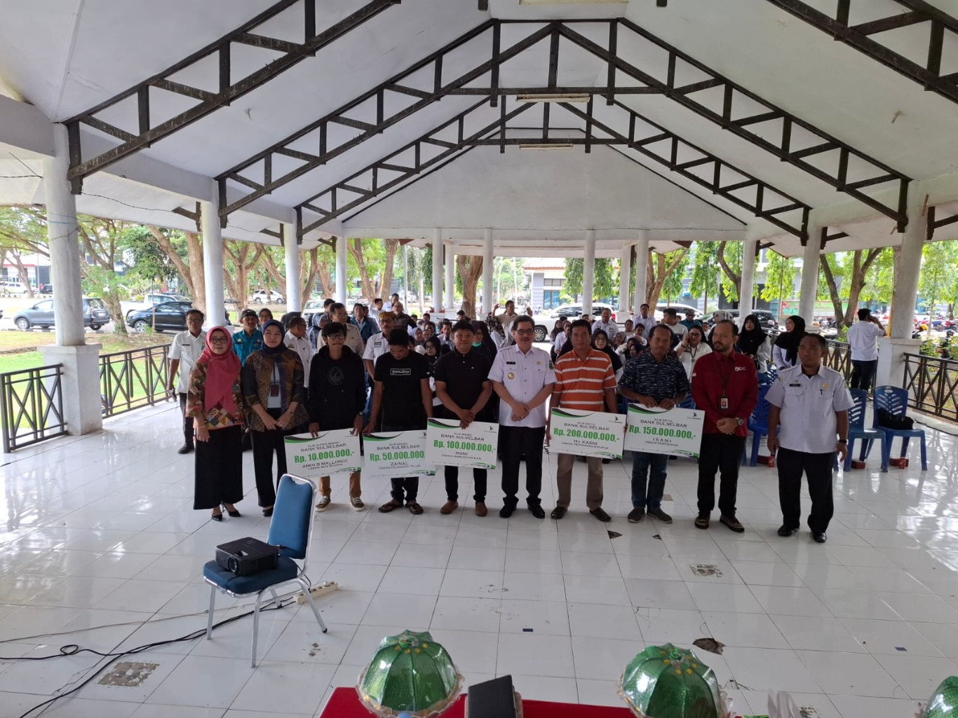EDUKASI -- Pj Bupati Sidrap H Basra foto bersama OJK Sulselbar usai edukasi keuangan bagi kalangan penyuluh pertanian dan penyuluh BKKBN di Kabupaten Sidrap. Kegiatan diikuti ratusan peserta di Baruga Kompleks Kantor SKPD, Rabu (24/7). 