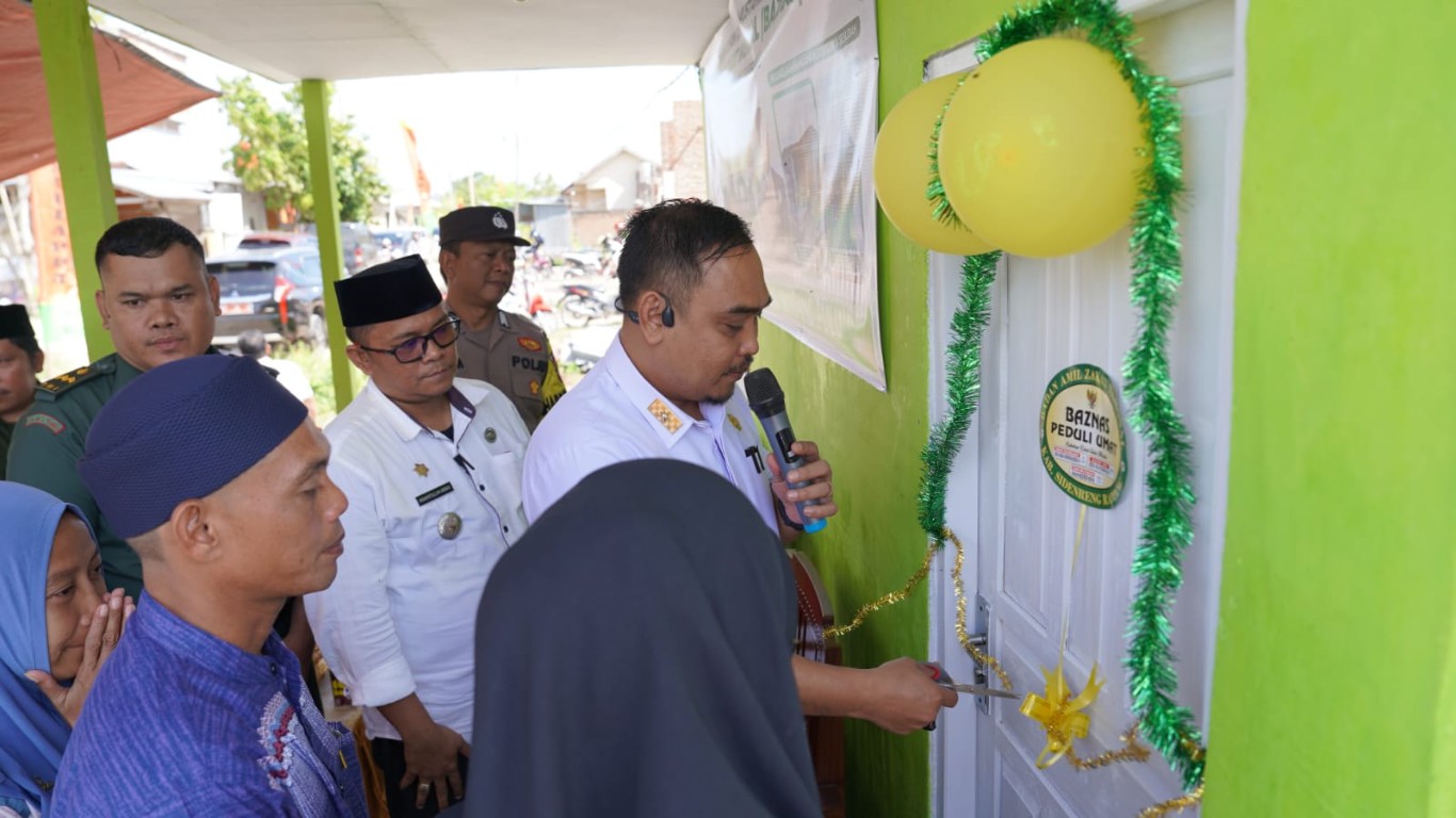 SERAHKAN RUMAH -- Pj Sekkab Sidrap, Muhammad Yusuf DM bersama Ketua Baznas Sidrap H Mustari menyerahkan rumah bagi orang yang berhak menerima zakat kepada salah seorang warga Kelurahan Batu Lappa, Kecamatan Watang Pulu, Kamis (11/7).
