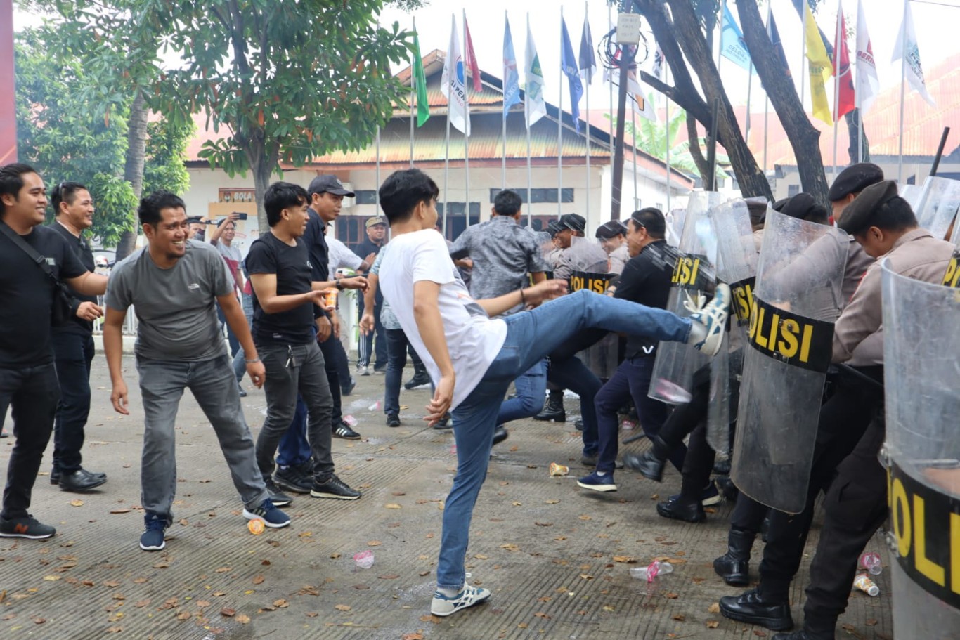 SIMULASI -- Polres Sidrap melaksanakan gladi simulasi Sistem Pengamanan Kota (Sispamkota) di depan Kantor Komisi Pemilihan Umum (KPU) Sidrap, Jumat (26/7). 