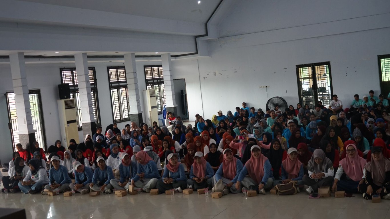 KEBUGARAN -- Dinas Kesehatan Kabuaten Sidrap menggelar Gerakan Kebugaran Jasmani di Aula Kompleks SKPD, Rabu (24/7) pagi. Kegiatan diikuti unsur ASN, non-ASN, anak sekolah, serta masyarakat umum. 