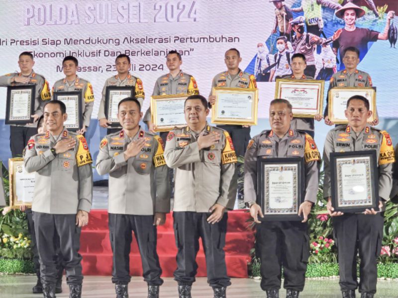 PENGHARGAAN -- Kapolres Sidrap AKBP Fantry Taherong menerima penghargaan dari Ombudsman RI Perwakilan Sulsel, Selasa (23/7). Penghargaan yang diterima membuktikan bahwa komitmen dan integritasnya dalam memberikan pelayanan kepada masyarakat. 