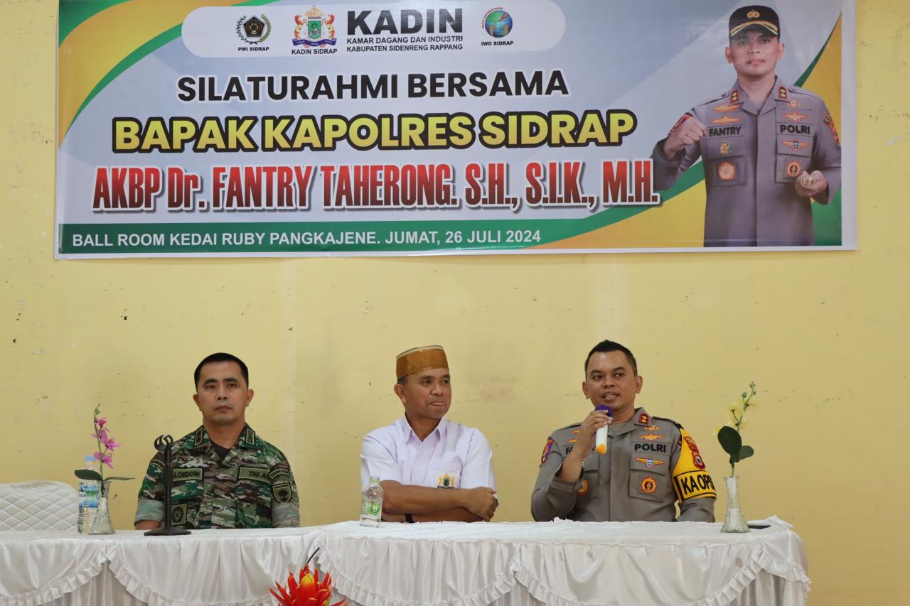 JUMAT CURHAT -- Kapolres Sidrap, AKBP Fantry Taherong bersama Dandim 1420 Sidrap, Letkol Infanteri Awaloedin serta masyarakat foto bersama usai acara Jumat Curhat di Ballroom Hotel Grand Zidny Jumat (26/7). 