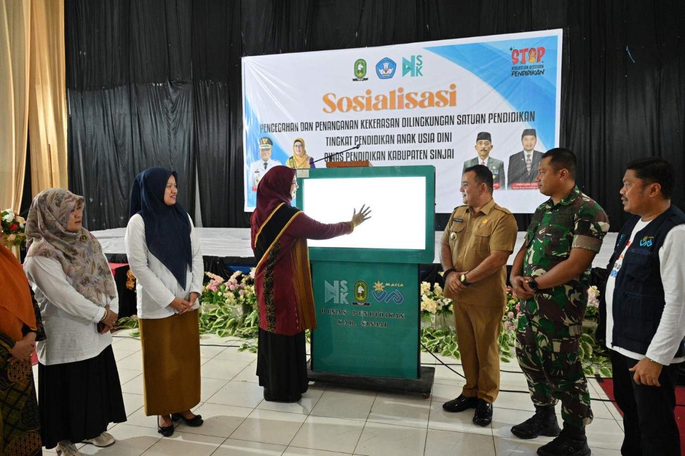 LAUNCHING -- Kepala Dinas Pendidikan Sinjai Irwan Suaib bersama Pj Bunda PAUD Sinjai, Cut Resmiati saat launching program Inovatif 1 Desa 1 PAUD-HI di Gedung Petemuan Kabupaten Sinjai, Senin (2/7).