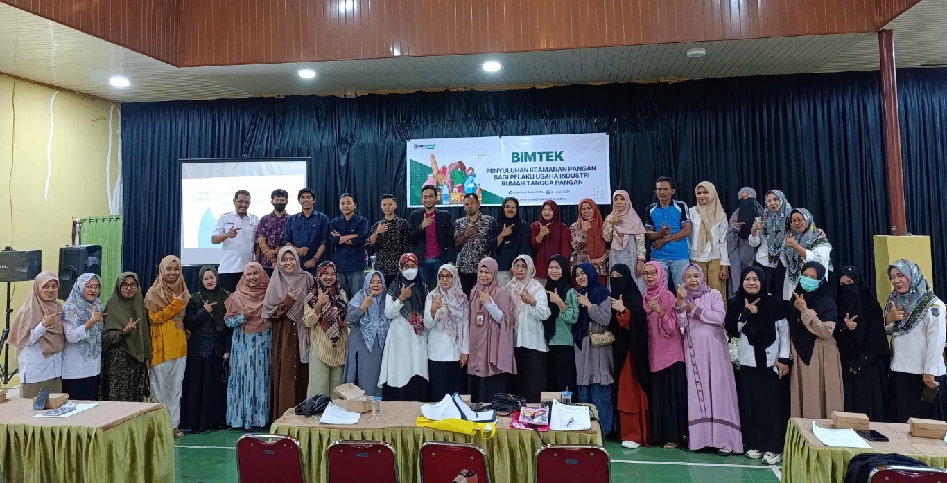 BIMTEK -- Kepala Dinas Kesehatan Sinjai dan BPOM Makassar foto bersama peserta Bimtek di Aula Hotel Grand Rofina Kecamatan Sinjai Utara, Rabu (3/7).