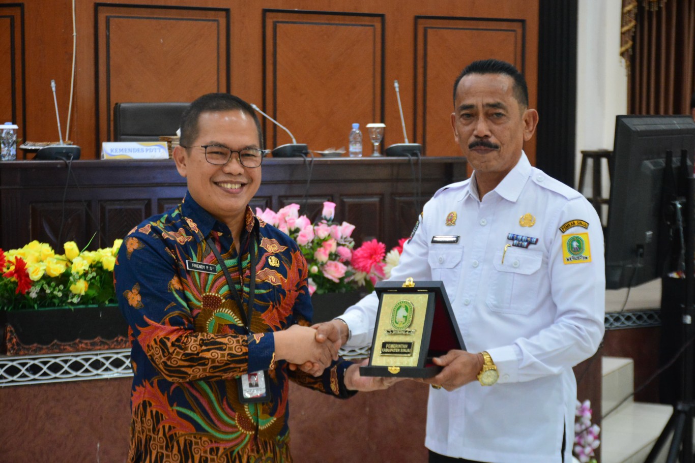 CINDERAMATA -- Sekkab Andi Jefrianto Asapa saat menyerahkan cinderamata ke pimpinan BPKP Sulsel Muhammad Risbiyantoro di Ruang Pola Kantor Bupati Sinjai, Rabu (24/7).