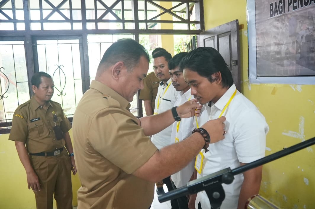 PELATIHAN -- Pj Bupati Sinjai TR Fahsul Falah mengalungkan tanda peserta kepada para pencari kerja yang dilatih keterampilan oleh Pemkab Sinjai, Senin (29/7).