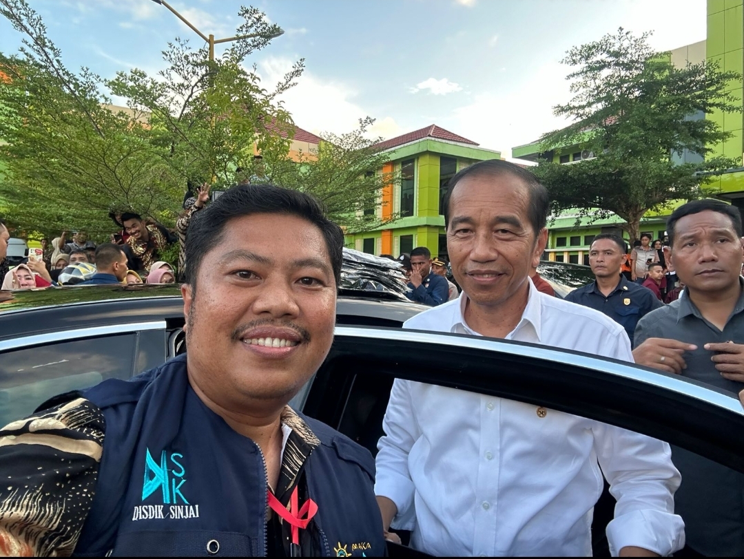 GRATIS -- Kepala Dinas Pendidikan Sinjai Irwan Suaib bersama Presiden Jokowidodo saat Kunjungan Kerja di Sinjai baru-baru ini. Tahun ini Pemkab masih tetap menggratiskan perlengkapan sekolah bagi anak didik di SD dan SMP. 