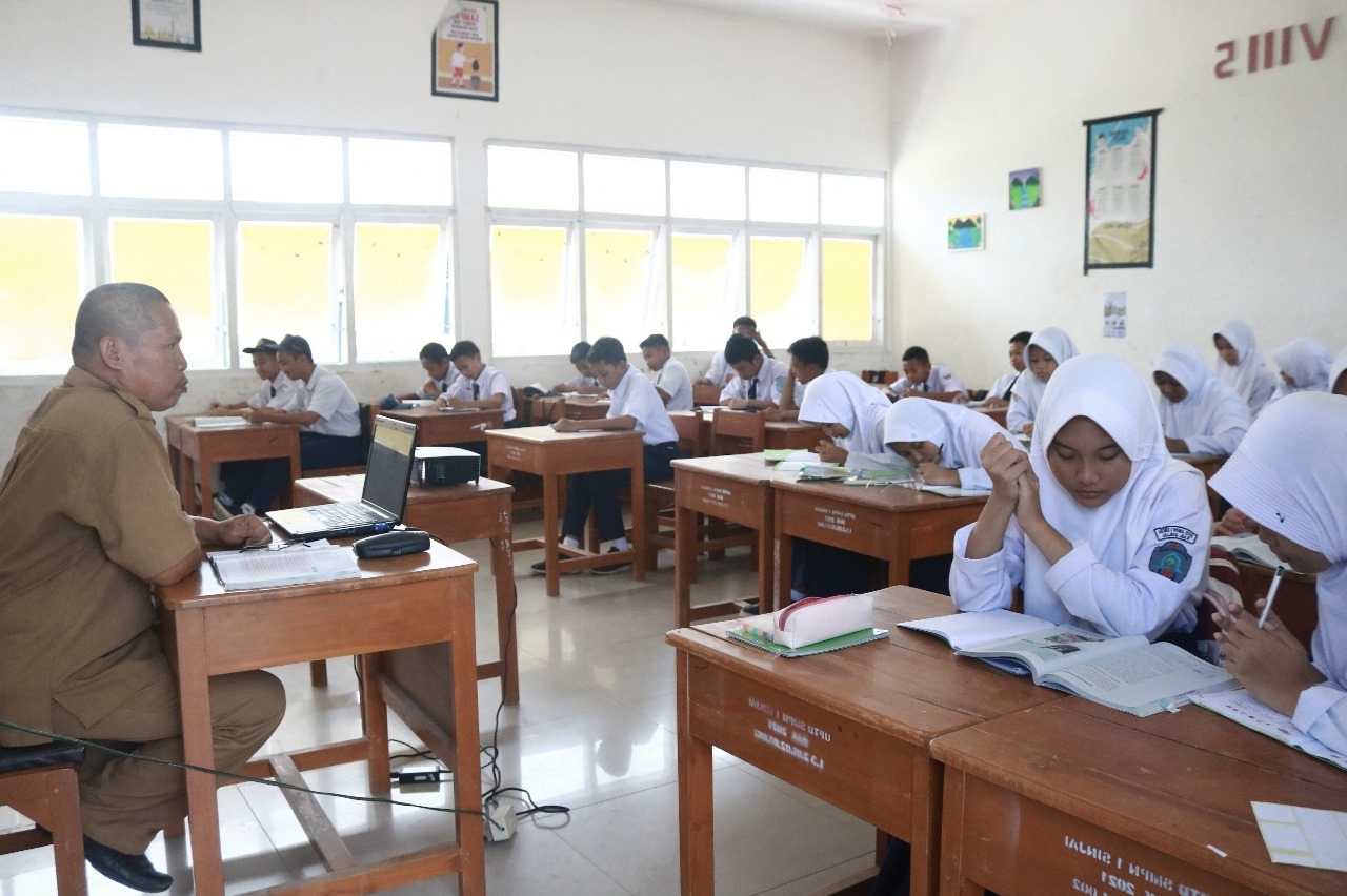 DIIZINKAN -- Proses belajar mengajar di SMA 1 Sinjai belum lama ini. Di hari pertama masuk sekolah, orang tua yang berstatus ASN diizinkan mendampingi anaknya di sekolah meski bertepatan dengan hari kerja ASN.