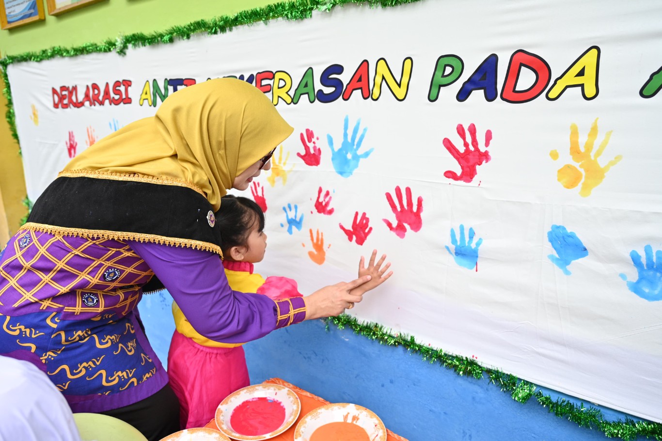 DEKLARASI -- Pj Bunda Paud Sinjai Cut Redmiati saat deklarasi anti kekerasan terhadap anak, Senin (22/7) pagi.