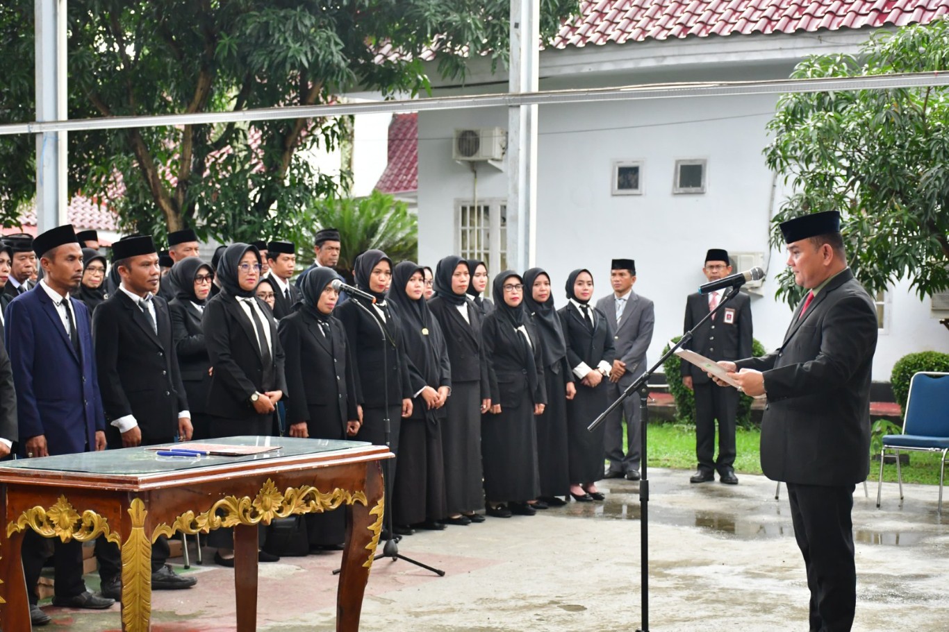 KUKUHKAN -- Pj Bupati Sinjai T.R Fahsul Falah saat mengukuhkan ratusan pengurus Badan Pemusyawaratan Desa (BPD) se-Kabupaten Sinjai untuk perpanjangan masa jabatan di Pendopo Rujab Bupati Sinjai, Jumat (26/7).