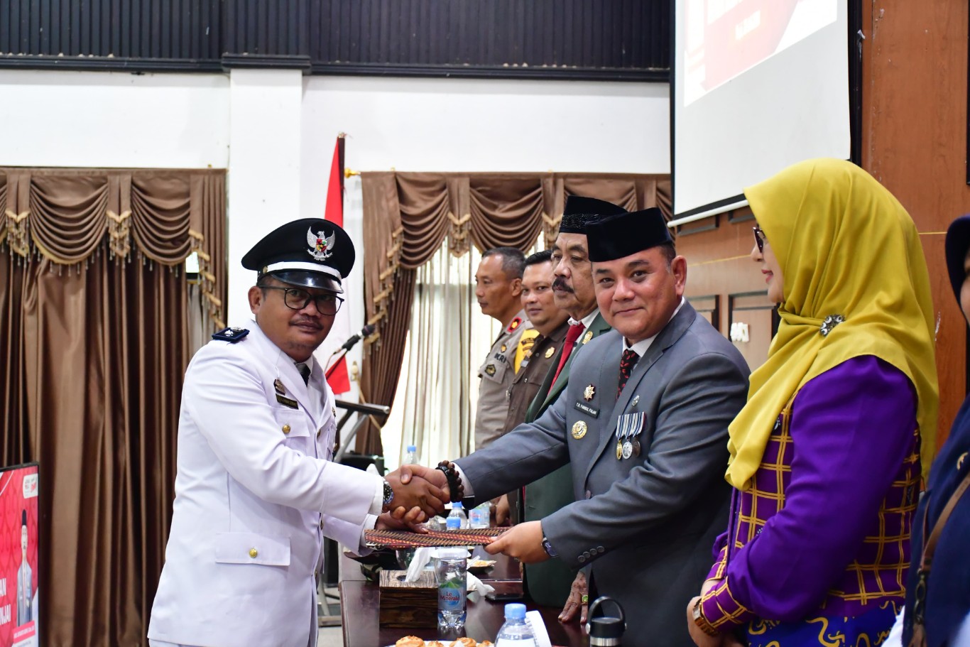 KUKUHKAN -- Pj Bupati Sinjai TR Fahsul Falah saat mengukuhkan puluhan Kades di Sinjai dari enam tahun menjadi delapan tahun di Ruang Pola Kantor Bupati Tanassang, Senin (22/7) 