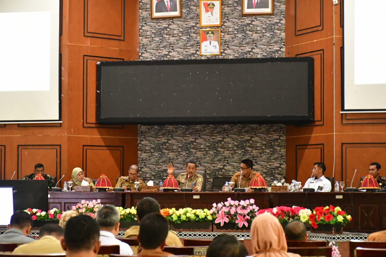 RAPAT -- Sekkab Sinjai A Jefdrianto Asapa saat memimpin rapat pembentukan panitia HUT ke 79 RI tingkat kabupaten di Ruang Pola Kantor Bupati Sinjai, Senin (8/7) pagi.