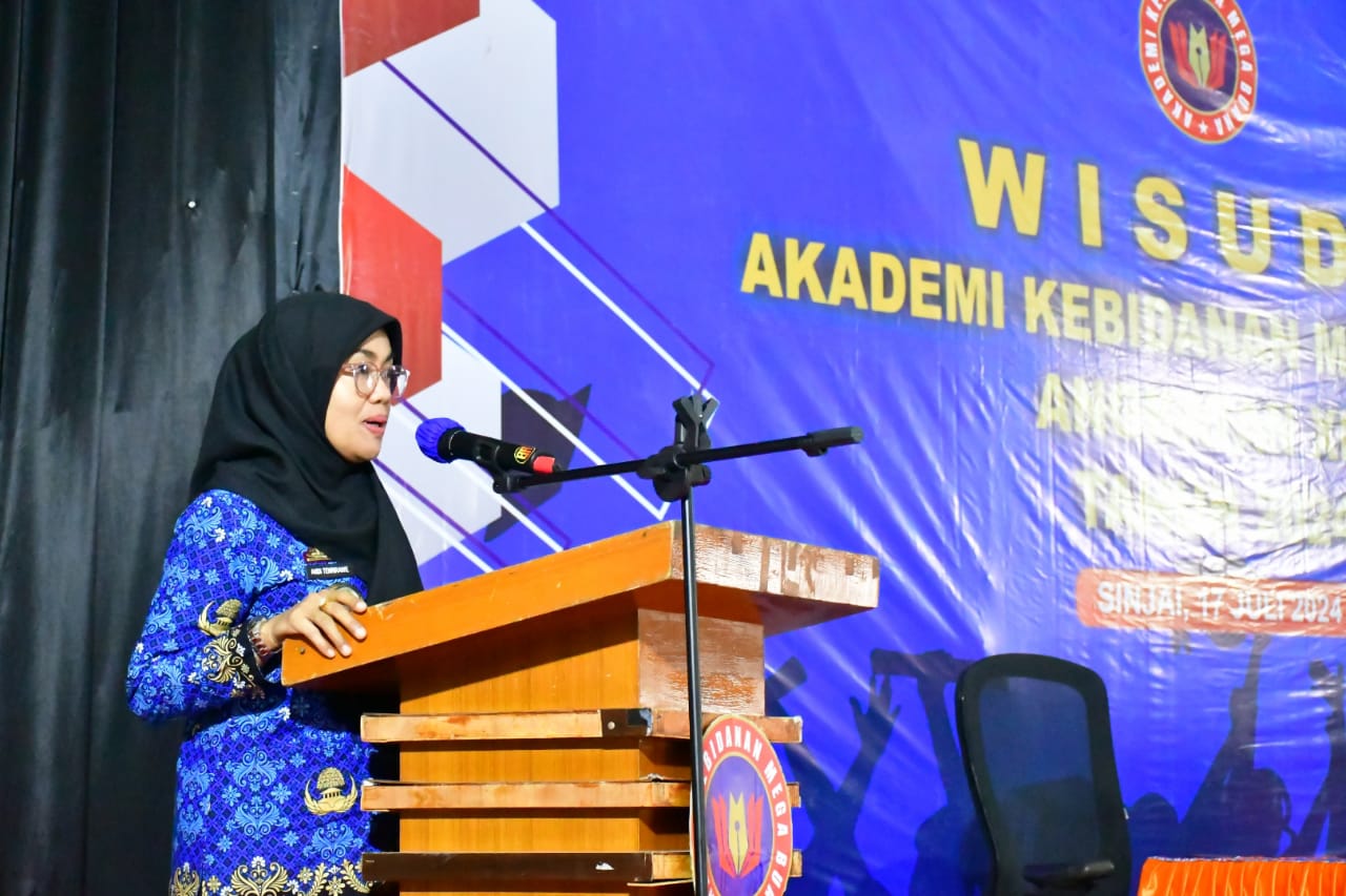 WISUDA -- Staf Ahli Bupati Bidang Ekonomi, Keuangan dan Pembangunan Setdakab Andi Tenri Rawe Baso mewakili Pemkab Sinjai saat acara wisuda 32 bidan Akbid Mega Buana Sinjai di Gedung Pertemuan Sinjai, Rabu (17/7).