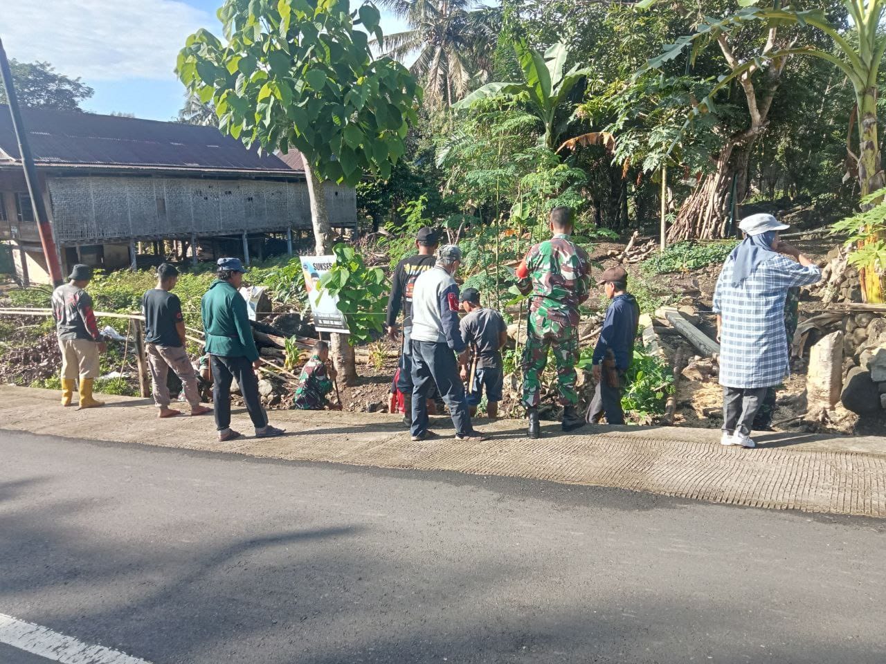 KARYA BAKTI -- Pos Ramil Donri-Donri hadir di tengah–tengah warga melaksanakan kerja bakti bersama membersihkan saluran air yang tersumbat tanah dan sampah di Dusun Daoe Desa Donri-donri Kecamatan Donri-donri, Minggu (14/7). 