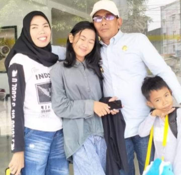 Kades Tellulimpoe bersama istri dan anaknya. 