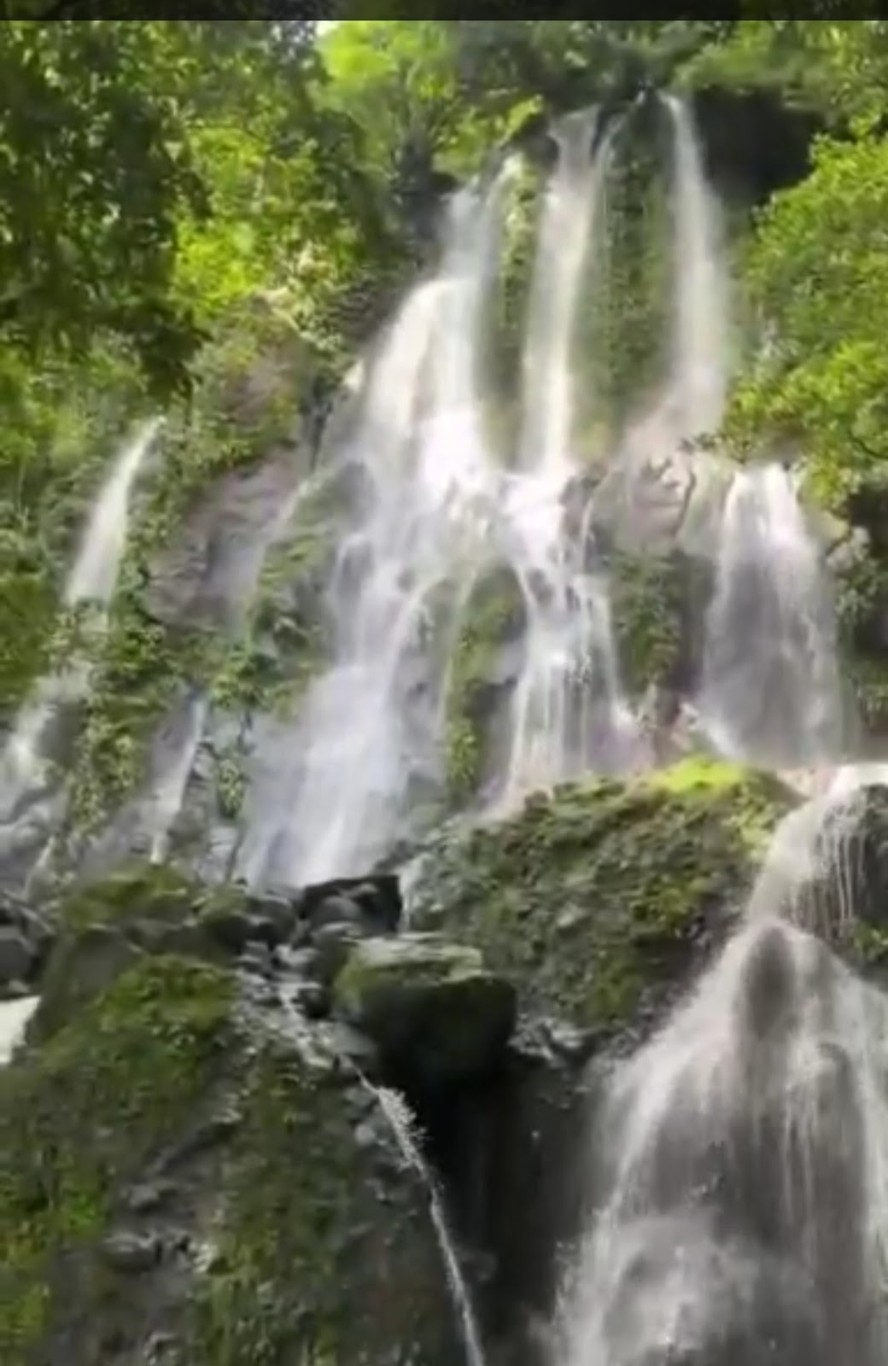 MENINGKAT -- Objek Wisata Air Terjun Sarasa Tenre yang terletak di Desa Bulue, Gellenge Dusun Mattirobulu Kabupaten Soppeng memiliki keindahan tersendiri. Minat pengunjung datang di kawasan ini mulai mengalami peningkatan dari hari kehari. 